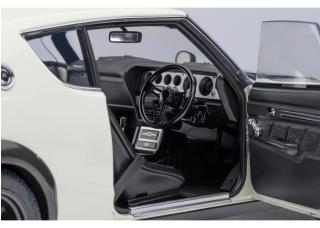 NISSAN SKYLINE 2000 GT-R (KPGC110) TUNED VERSION „CARBON BLACK BONNET“ weiß AUTOart 1:18 Composite